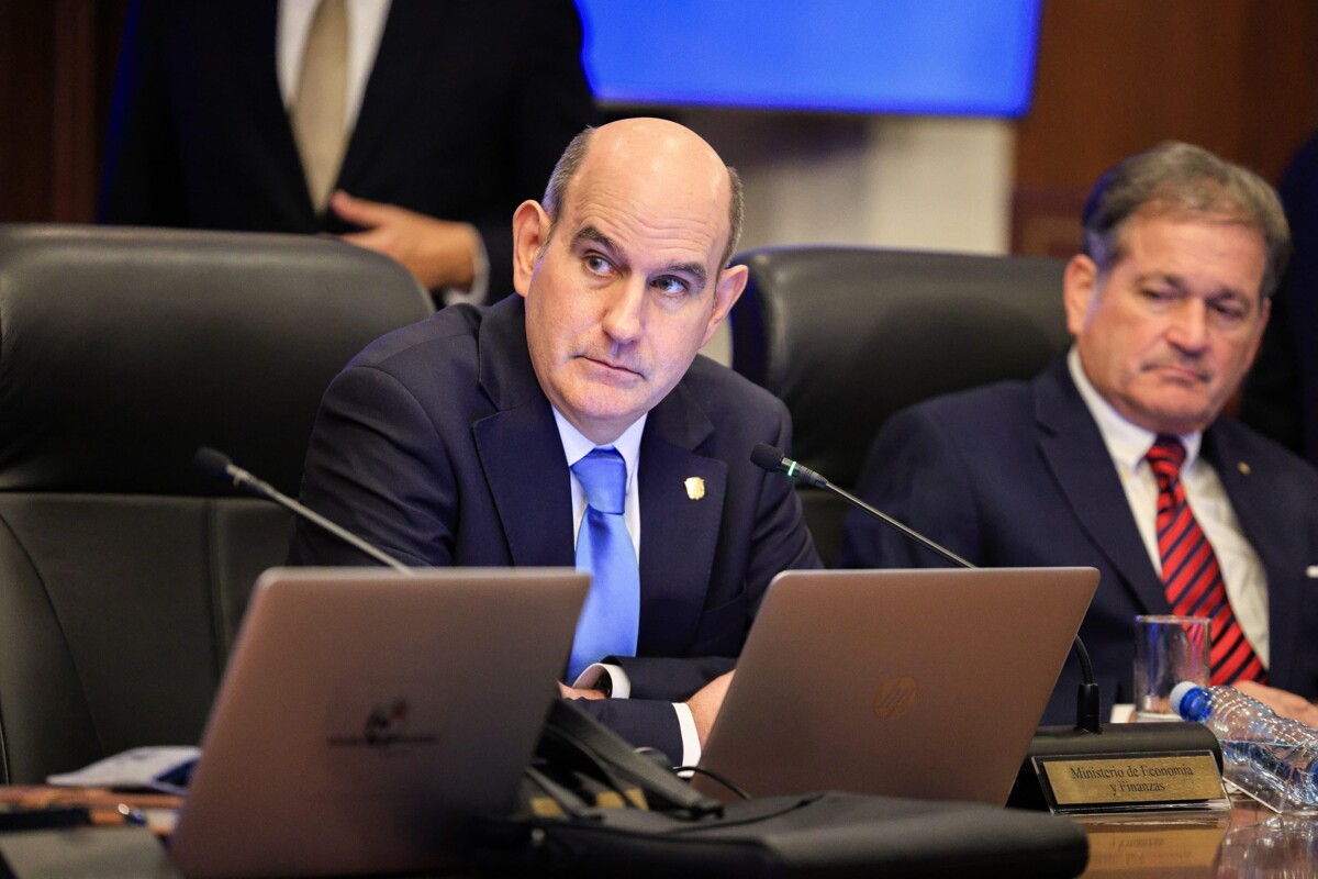 政府在油价压力下收紧国家支出