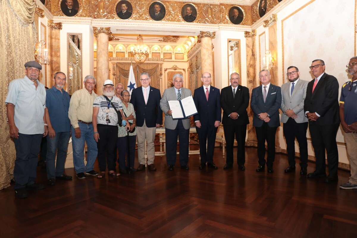 Presidente de Panamá sanciona ley de pago de deuda histórica