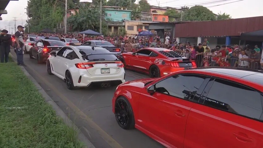Christmas Parades Fill Streets Across Panama