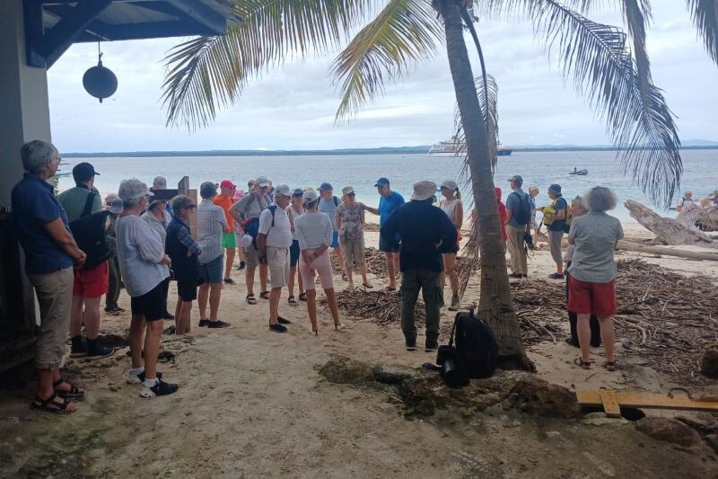 Заповедник Исла-Игуана принимает круиз 'Hanseatic Inspiration' с европейскими туристами