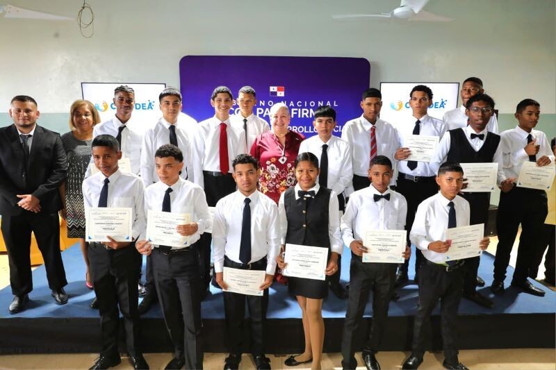 MIDES Graduates 21 Young People from CEFODEA