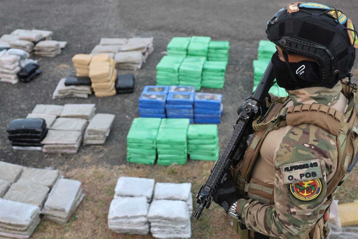 巴拿马海军在圣伊莎贝尔缴获500包毒品