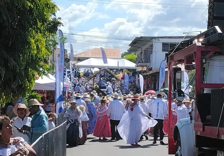 Thousand Pollera Parade Runs Smoothly and Under Control
