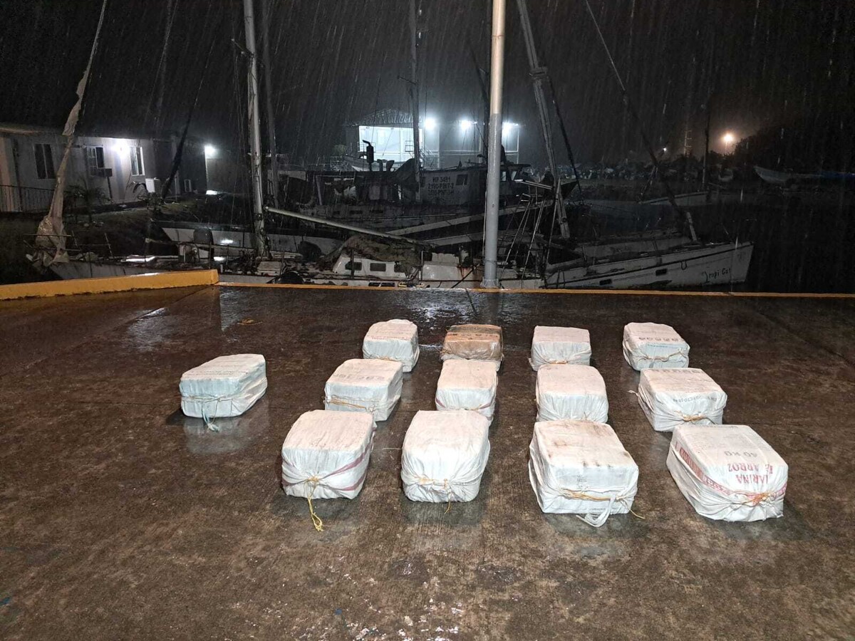 瓜纳亚拉拦截毒品船并逮捕四人