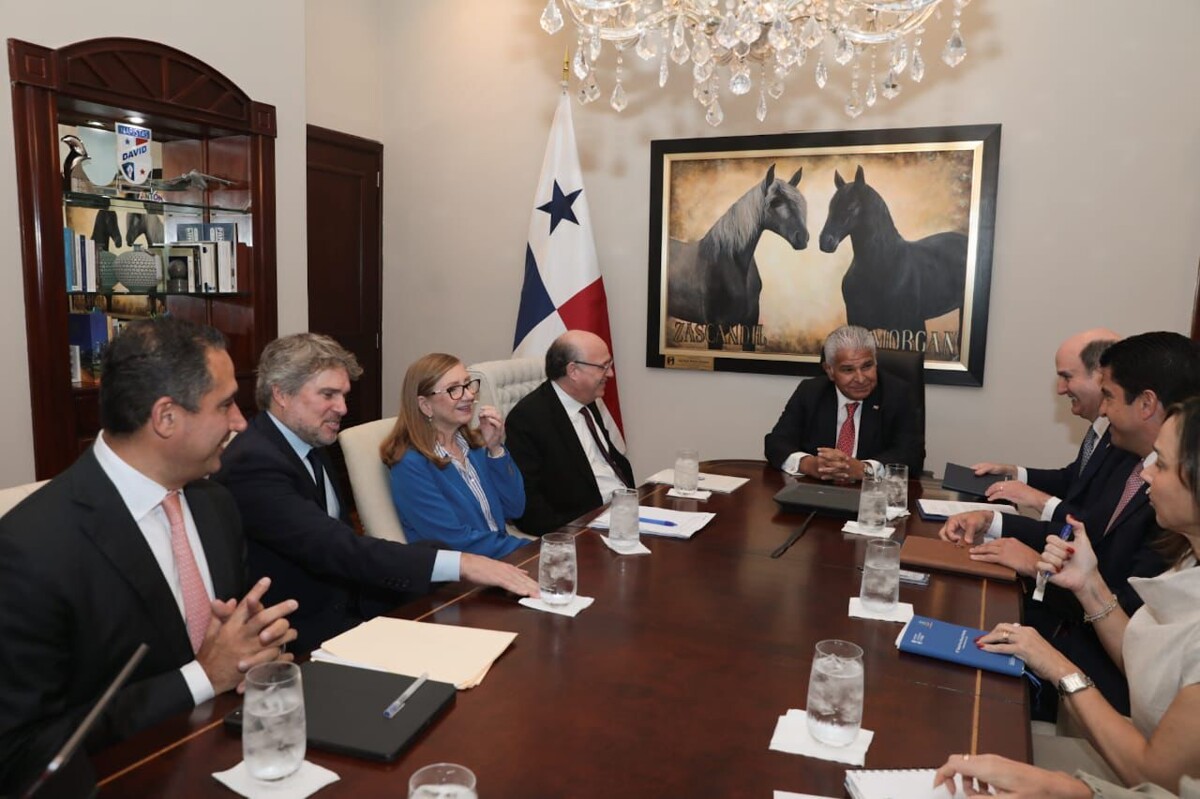 Panama's President and IDB Head Discuss Education Reform and Investment