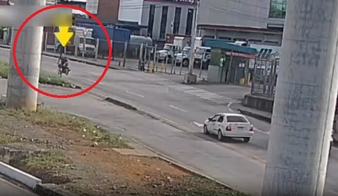 Panama: Motorcyclist Survives Crash with Curb