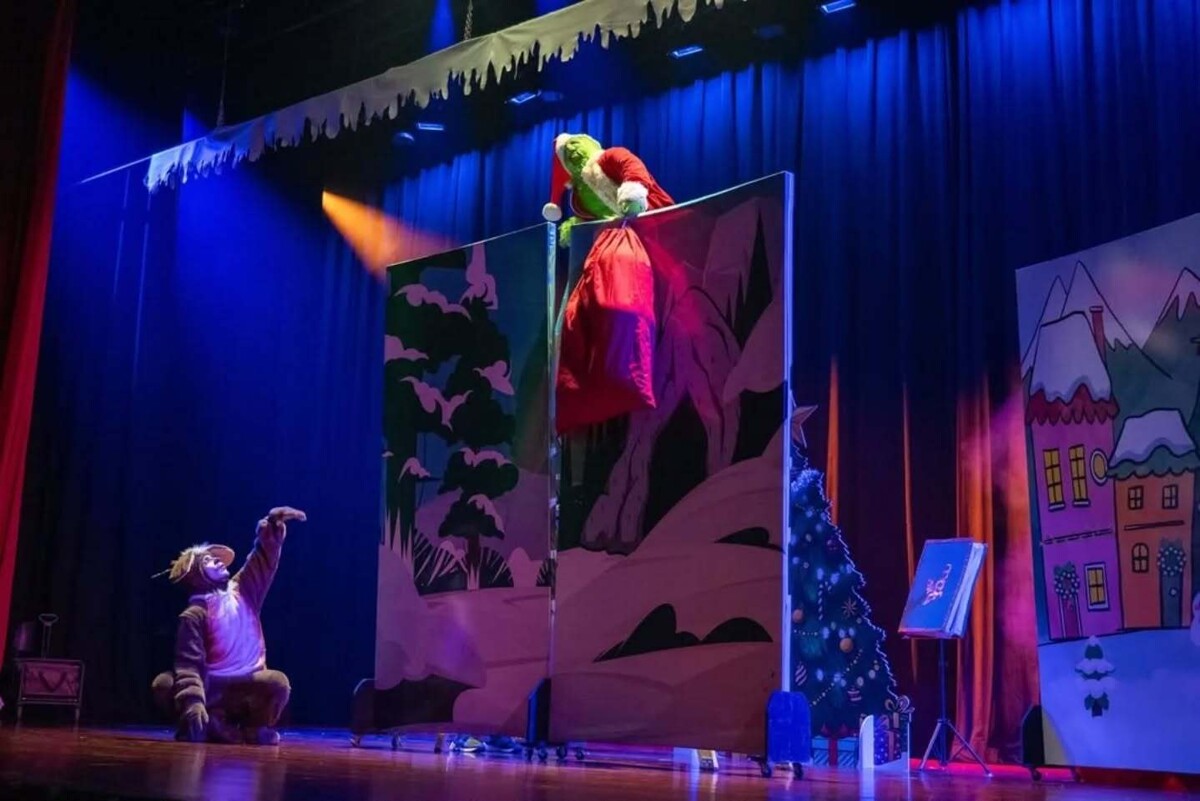 The Grinch Captivates Colón in Theatrical Performance