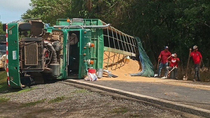 Truck loaded with rice overturns on road to Mariato