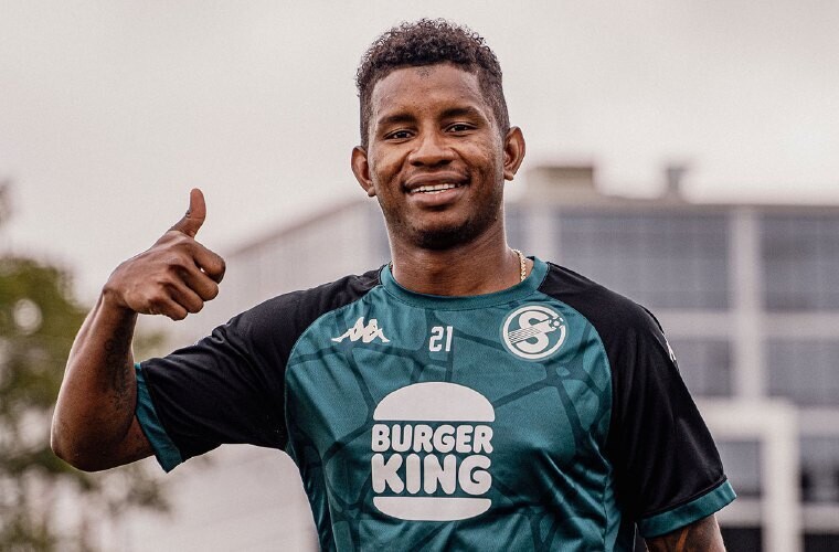 巴拿马后卫菲德尔·埃斯科巴恢复训练