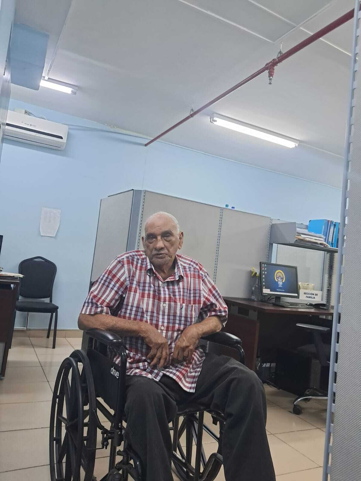 Elderly Man Waits Over Seven Hours at Prosecutor's Office in Panama