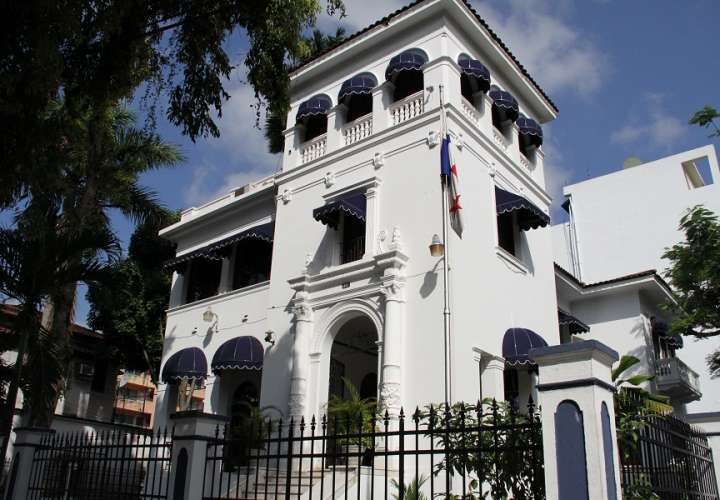 Panama's President Confirms Investigation into Ship with Drugs