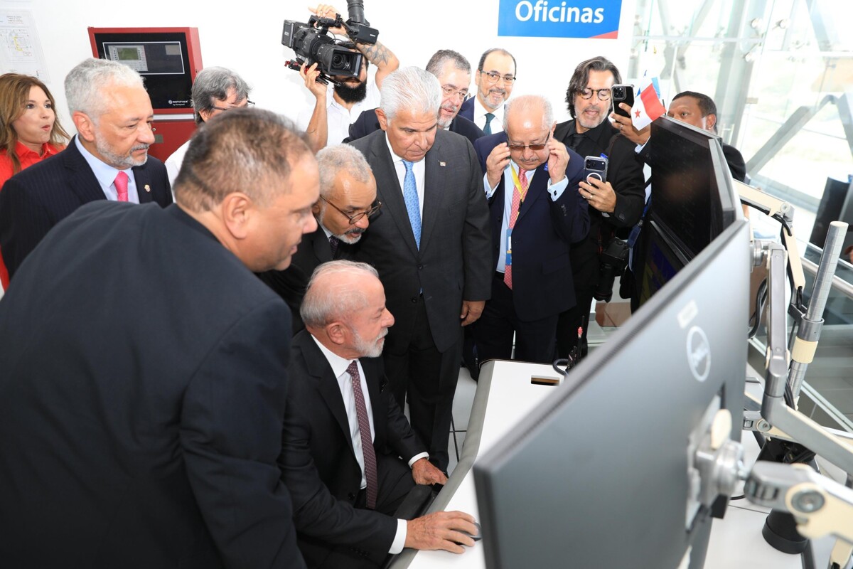 Presidents Visit New Panama Canal Locks