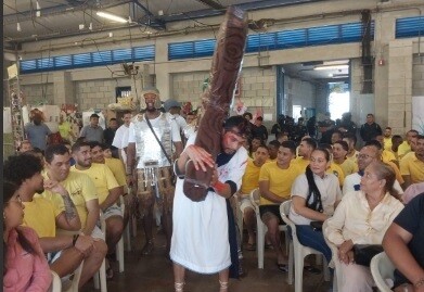 拉·新霍亚监狱囚犯以《基督受难记》感动观众