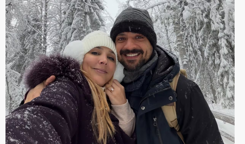 Panamanian actor Andrés Morales proposes under the northern lights