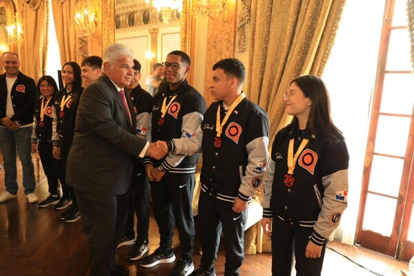 Panama's Oratory Contest Winners Meet with President