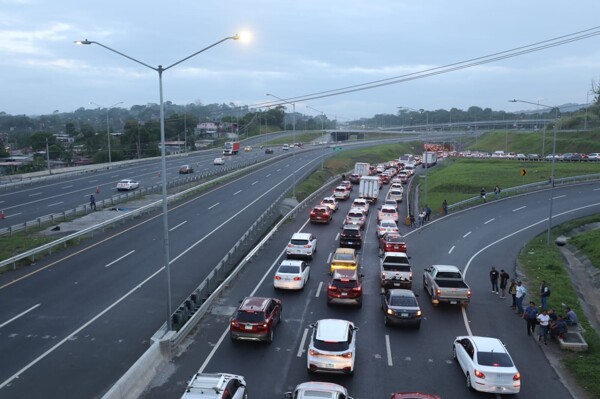 巴拿马当局采取措施缓解大桥关闭后的交通压力