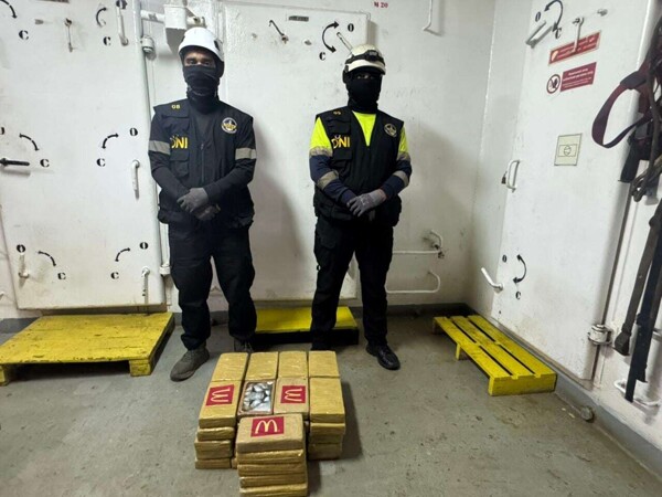 巴拿马港口查获80包毒品