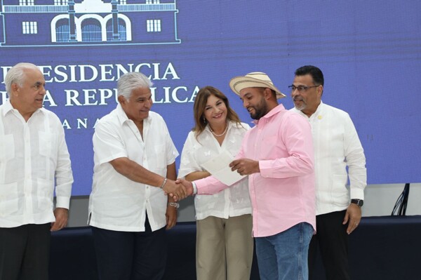 BDA grants loans to Coclé livestock farmers for well drilling in dry season