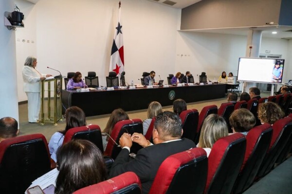 Panama's Minister of Social Development Announces Social Investment Program