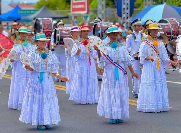 Juan Díaz Shines with Pride in Independence Day Parade