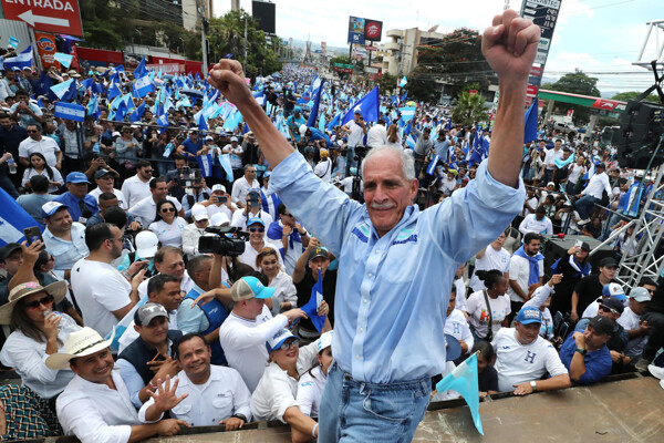Panama's President Congratulates Honduras' Elected President