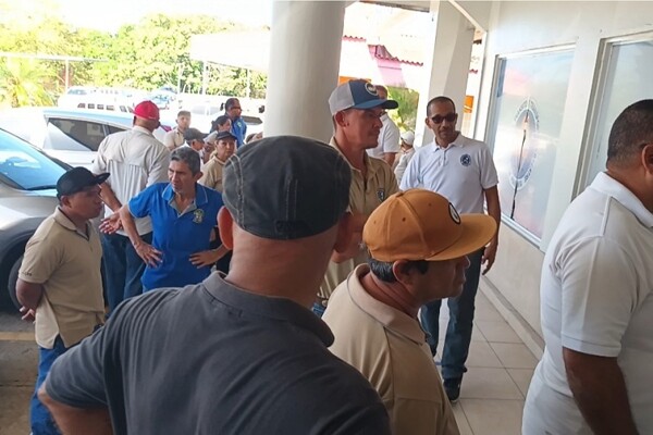 Transportistas colegiales protestan por piratería en Santiago