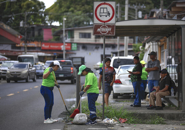 Panamanian Inmates Participate in Massive Cleanup of San Miguelito