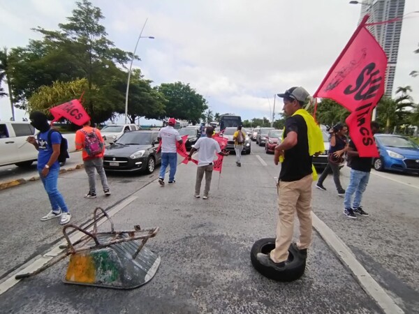 Строители в Панаме протестуют против закрытия их банковских счетов