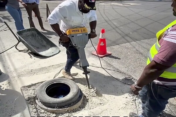 Colón Fights Bronze Manhole Cover Theft with Recycled Plastic Covers