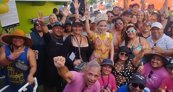 Queen of Las Tablas Finishes Parade with Dislocated Shoulder