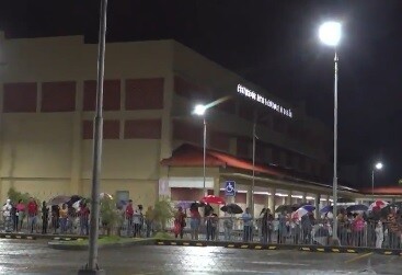 Дождь и длинные очереди: жители Колона покупают рождественские наборы