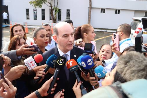 Ministro de Economía de Panamá: El dinero no se regala, se gana