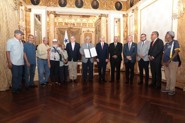 巴拿马总统签署历史性债务支付法案