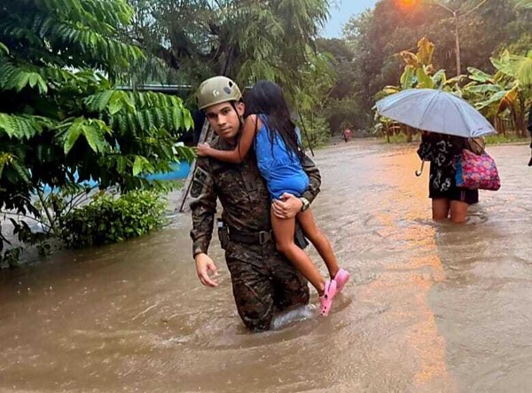 SENAFRONT, SINAPROC, and MIDES help evacuate 50 people affected by rains