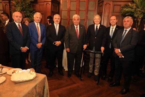 Президент Панамы поддержал форум в защиту демократии в Латинской Америке