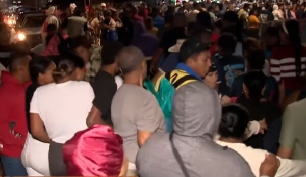 Chaos at Panama Christmas Fair as People Cut the Line