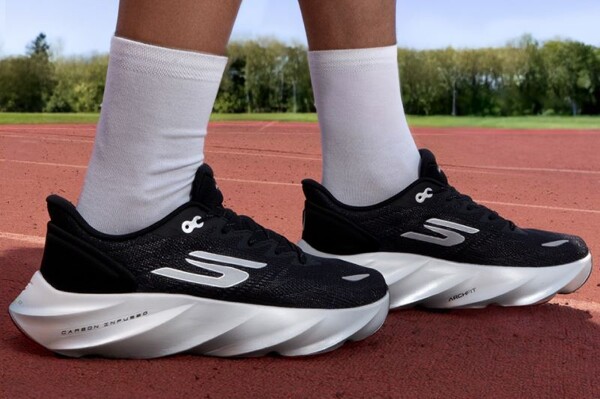 Новые Skechers Aero Burst: Инновации и высокая производительность для длинных дистанций