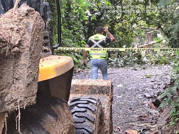 Authorities clear roads after landslides in Colón