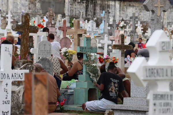 Панама отдаёт дань уважения усопшим в день цветов, слёз и вечной любви