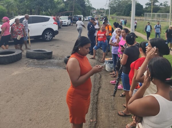 Жители Эскобаля перекрыли дорогу из-за двухмесячного отсутствия воды