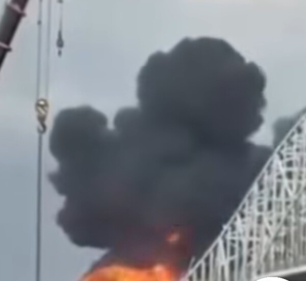 美洲大桥下的油罐车火灾