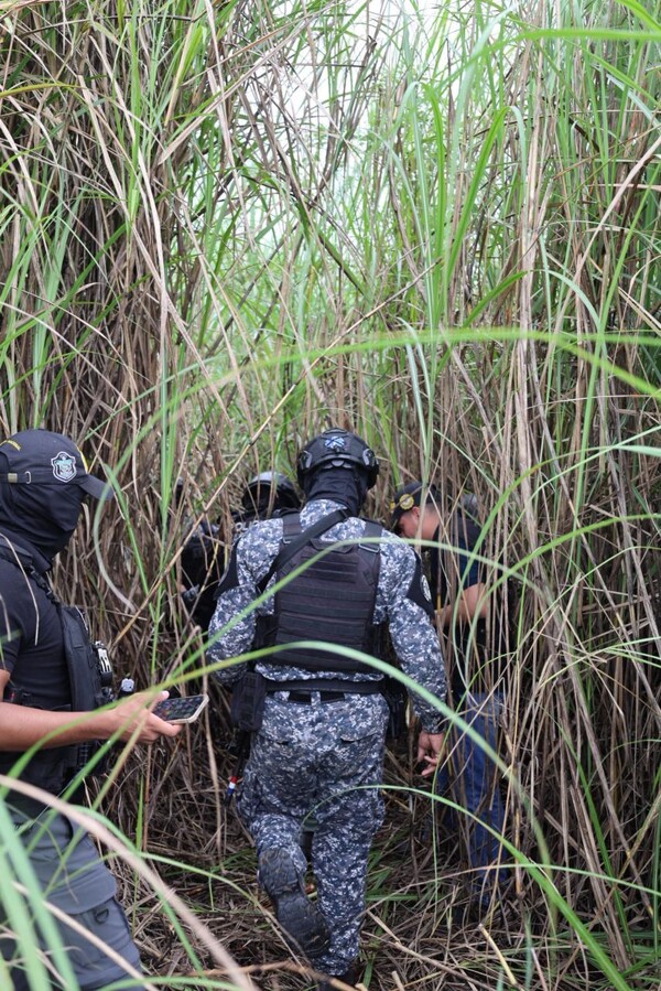 Police hunt for killers of Lieutenant Isaza