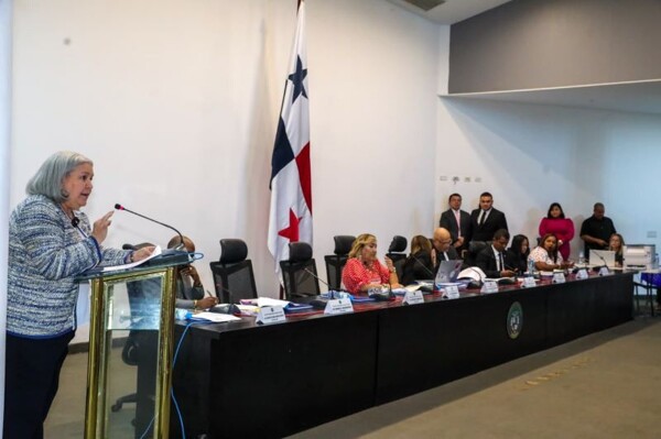 Panama's Minister of Social Development Urges Approval of National Institute for Women