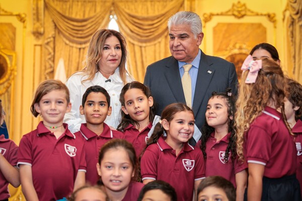 Presidential Couple Engages with Students at Balboa Academy