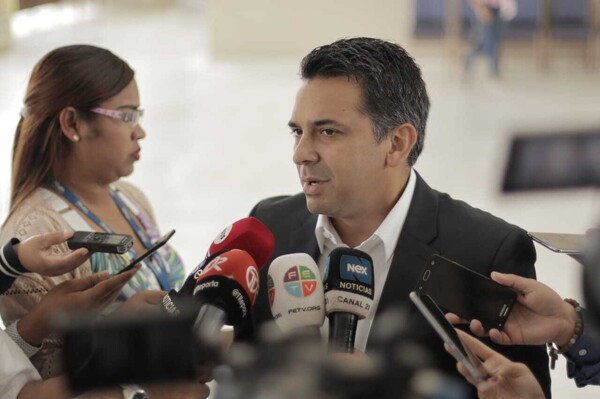 Lombana defends Panama's sovereignty against US agreement