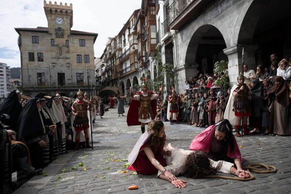 数千名信徒庆祝受难日