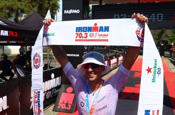 巴西选手费利佩·桑托斯第三次赢得巴拿马70.3铁人三项赛