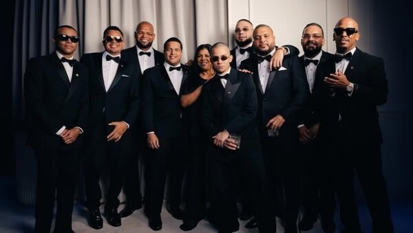 迪梅洛·弗洛庆祝阿卡赫尔20周年职业生涯及深厚友谊