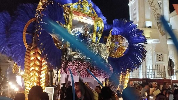 学生团体拉开巴拿马最绚丽狂欢节的序幕