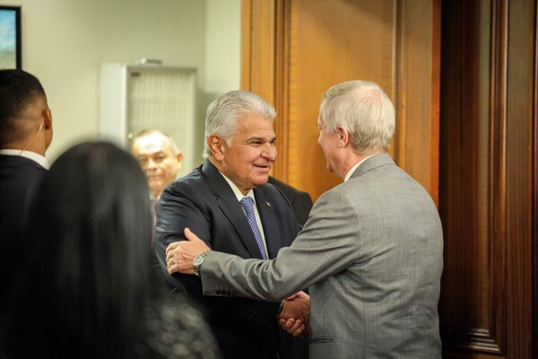 Presidente de Panamá y presidente electo de Chile acuerdan relanzar relaciones bilaterales